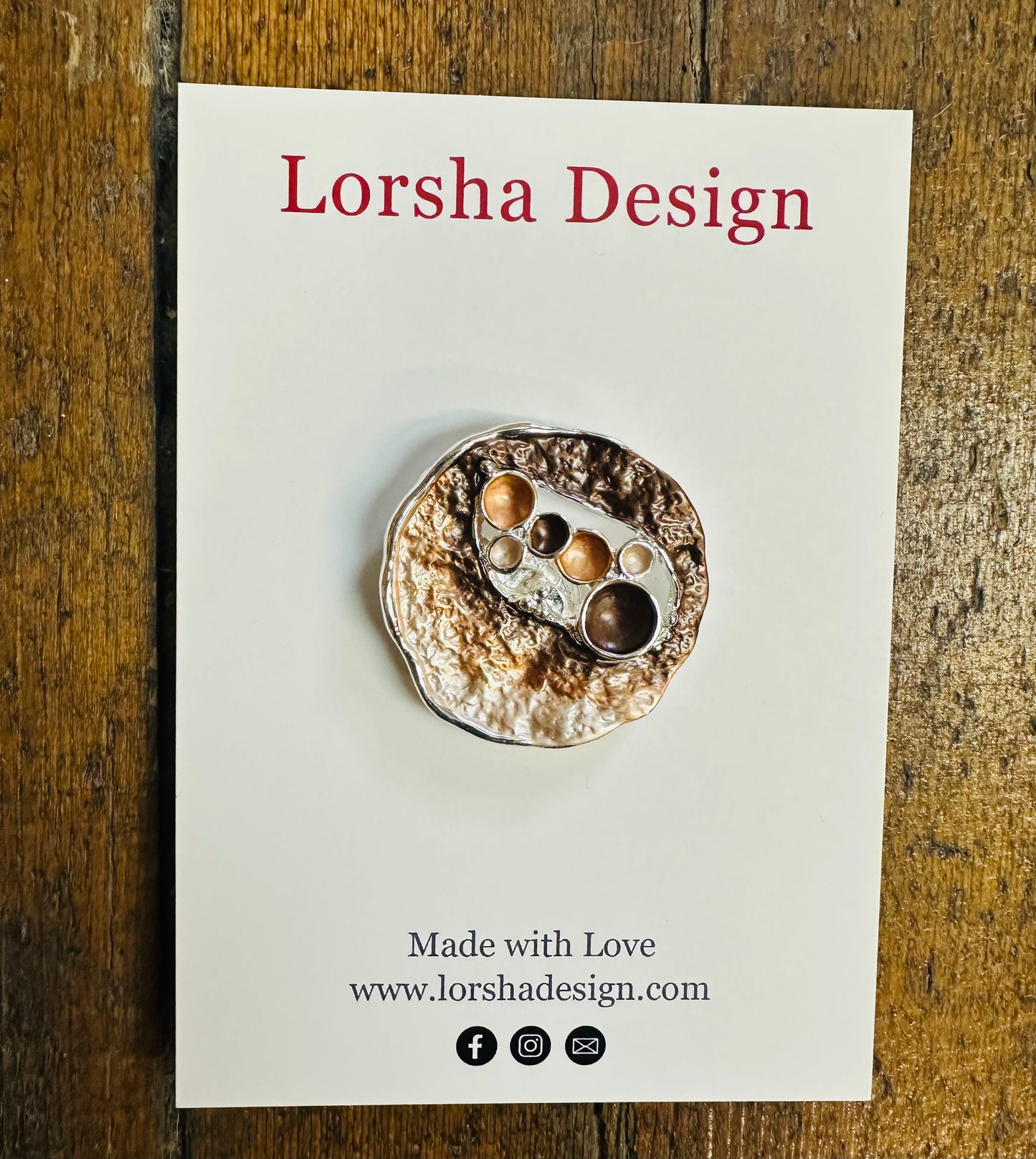 “Magnetic “pebble brooch
