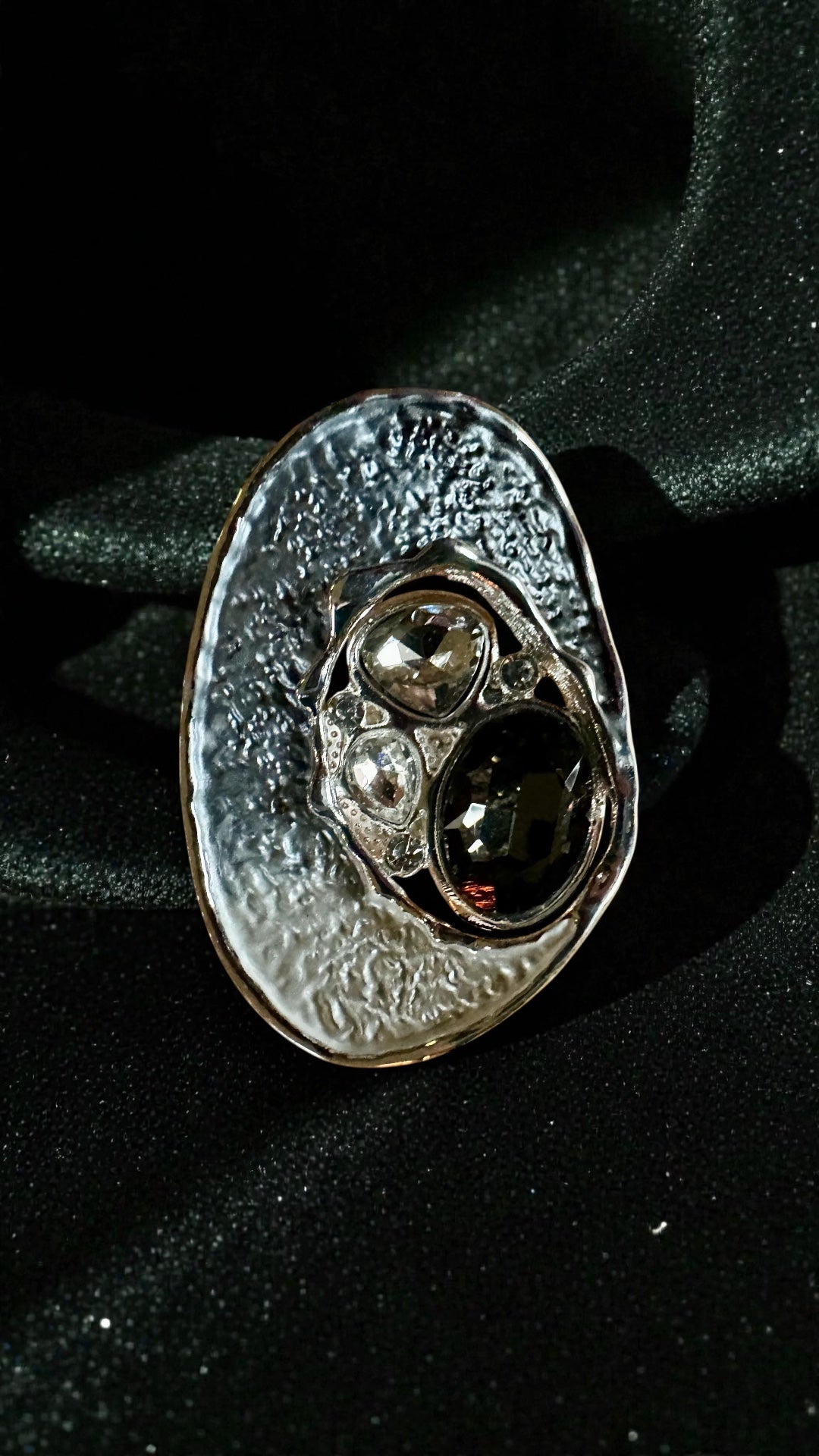 Monochromatic elegant stone and jewel magnetic brooch