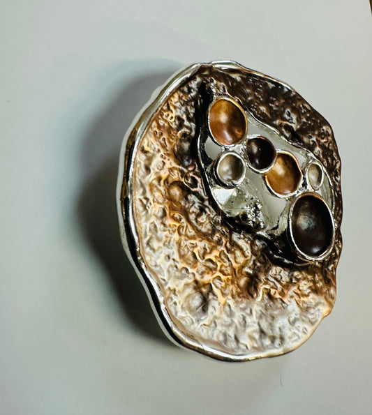“Magnetic “pebble brooch