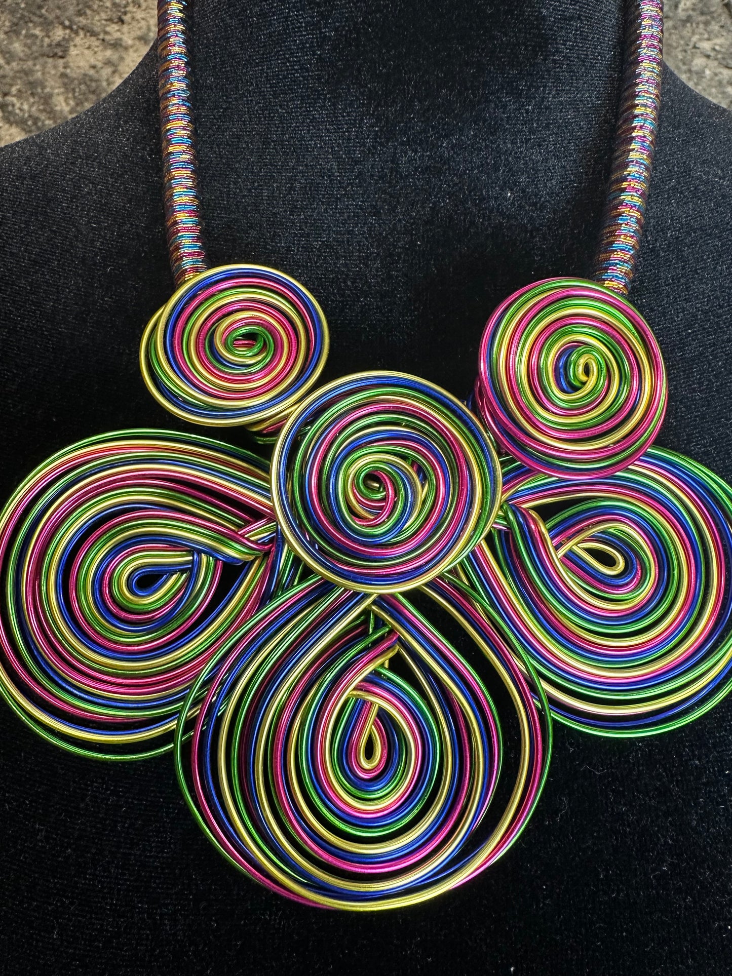 Statement wire neckpiece