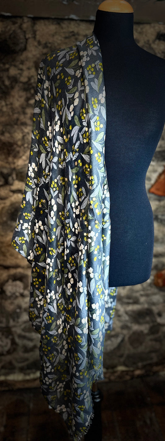 Autumn 🍂 charcoal Oakleaf large wrap