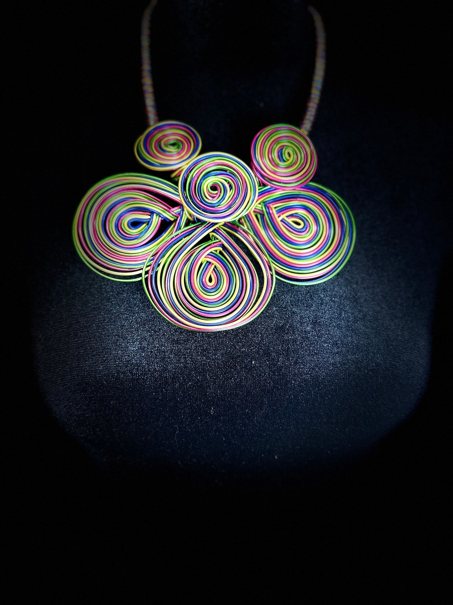 Statement wire neckpiece