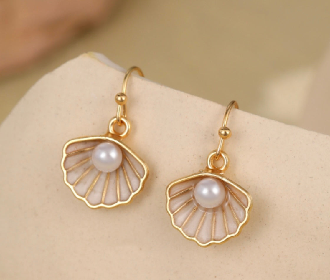 Statement delicate style giftboxed earrings