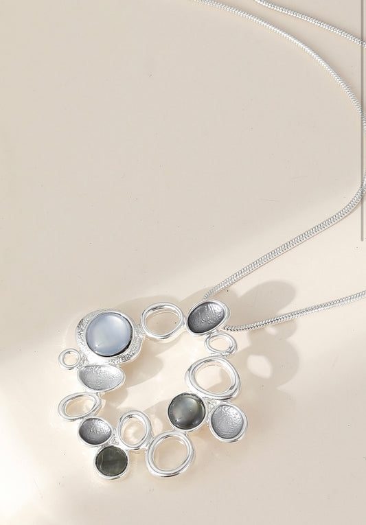 Beautiful delicate circle pebble neckpiece