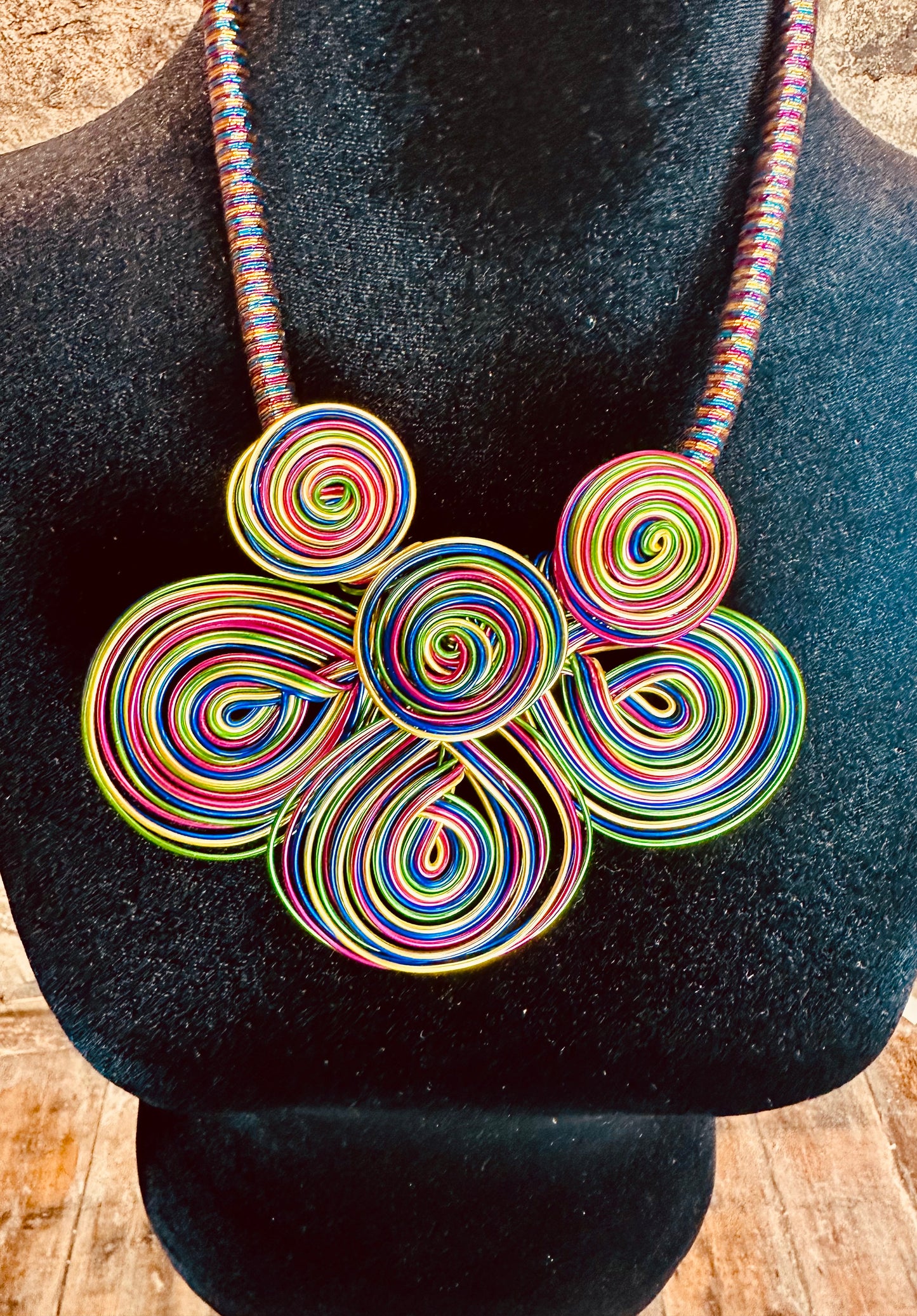 Statement wire neckpiece