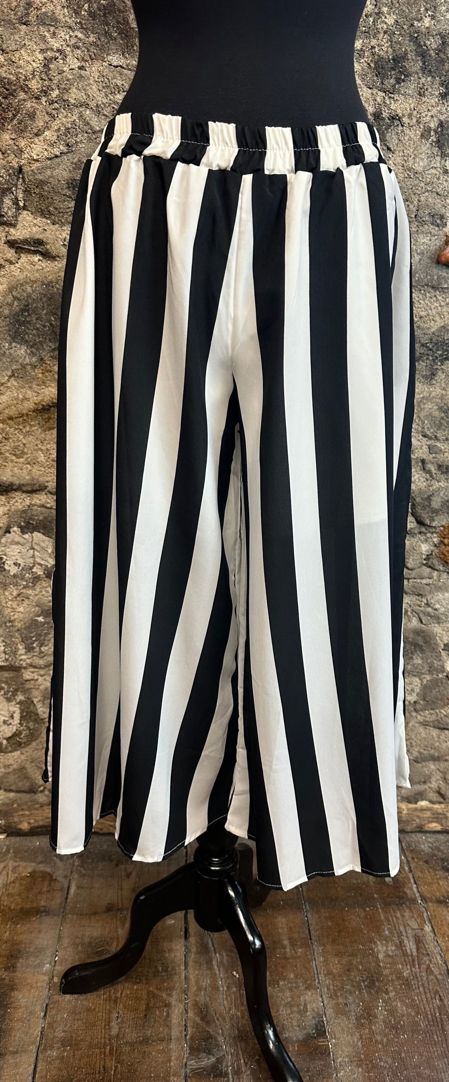 “Lira” monochrome ivory and black Italian two piece.